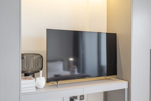 House | Internet - Modern and Stunning Studio in MAG 910 MBR City (Dubai)