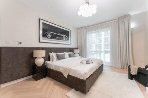 4 عدّة غرف نوم وخدمة الإنترنت