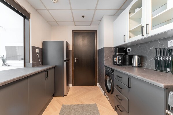 شقة | 4 عدّة غرف نوم وخدمة الإنترنت