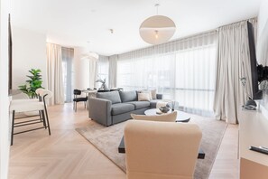 4 عدّة غرف نوم وخدمة الإنترنت