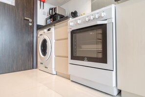 Studio | Internet - Beautifully Furnished Studio With Skyline Views (Dubai)