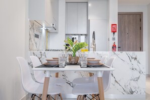 1 bedroom, Internet - Stylish 1-bedroom Retreat in Amal Tower Sports City (Dubai)