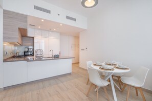 House - Sleek 1 Bedroom in Studio One With Great Amenities (Dubai)