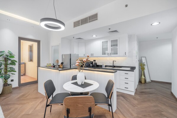 Apartment | 2 bedrooms, Internet - Modern JBR Apartment Sleeps 4 With Pool Balcony (Dubai)