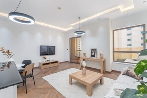 2 bedrooms, Internet - Modern JBR Apartment Sleeps 4 With Pool Balcony (Dubai)