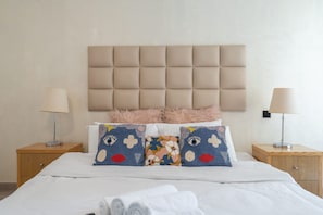 2 bedrooms, Internet - Modern JBR Apartment Sleeps 4 With Pool Balcony (Dubai)