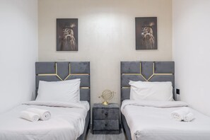 House | 2 bedrooms, Internet - Modern JBR Apartment Sleeps 4 With Pool Balcony (Dubai)