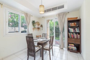 House | 2 bedrooms, Internet - Villa 26 Street 10 Spring 11 (Dubai)