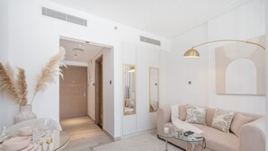Studio | High-speed internet - Stylish Studio Sleeps 2 With Balcony (Dubai)