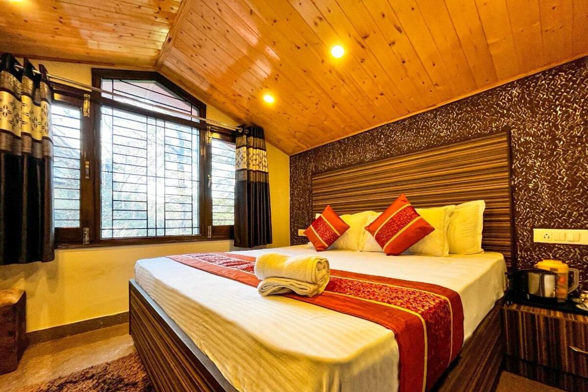 Deluxe Double Room, Mountain View | Desk, free WiFi, bed sheets