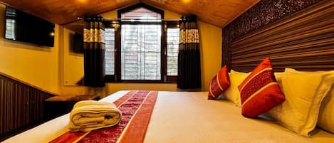 Habitación Deluxe doble, vistas a la montaña | Escritorio, wifi gratis, ropa de cama