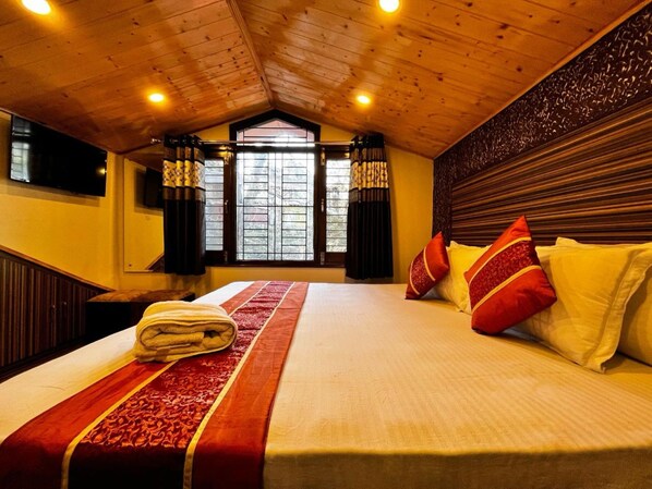 Phòng đôi Deluxe, quang cảnh núi | Bàn, truy cập Internet không dây miễn phí, bộ trải giường