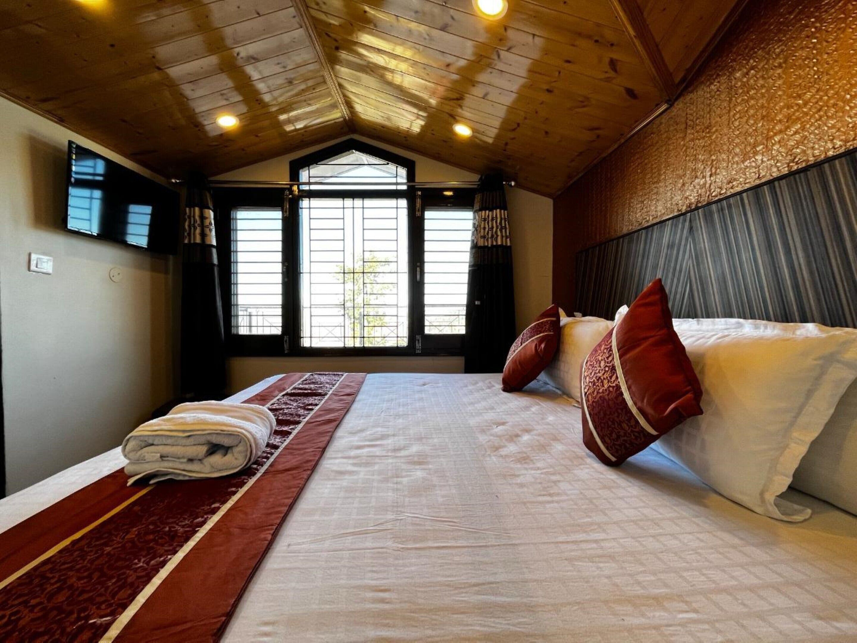 Habitación doble Deluxe, vista a la montaña | Escritorio, wifi gratis y ropa de cama 