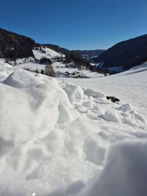 A snowy landscape with a clear blue sky and distant mountains. - Hotel restaurant Raunig (Bad Kleinkirchheim)
