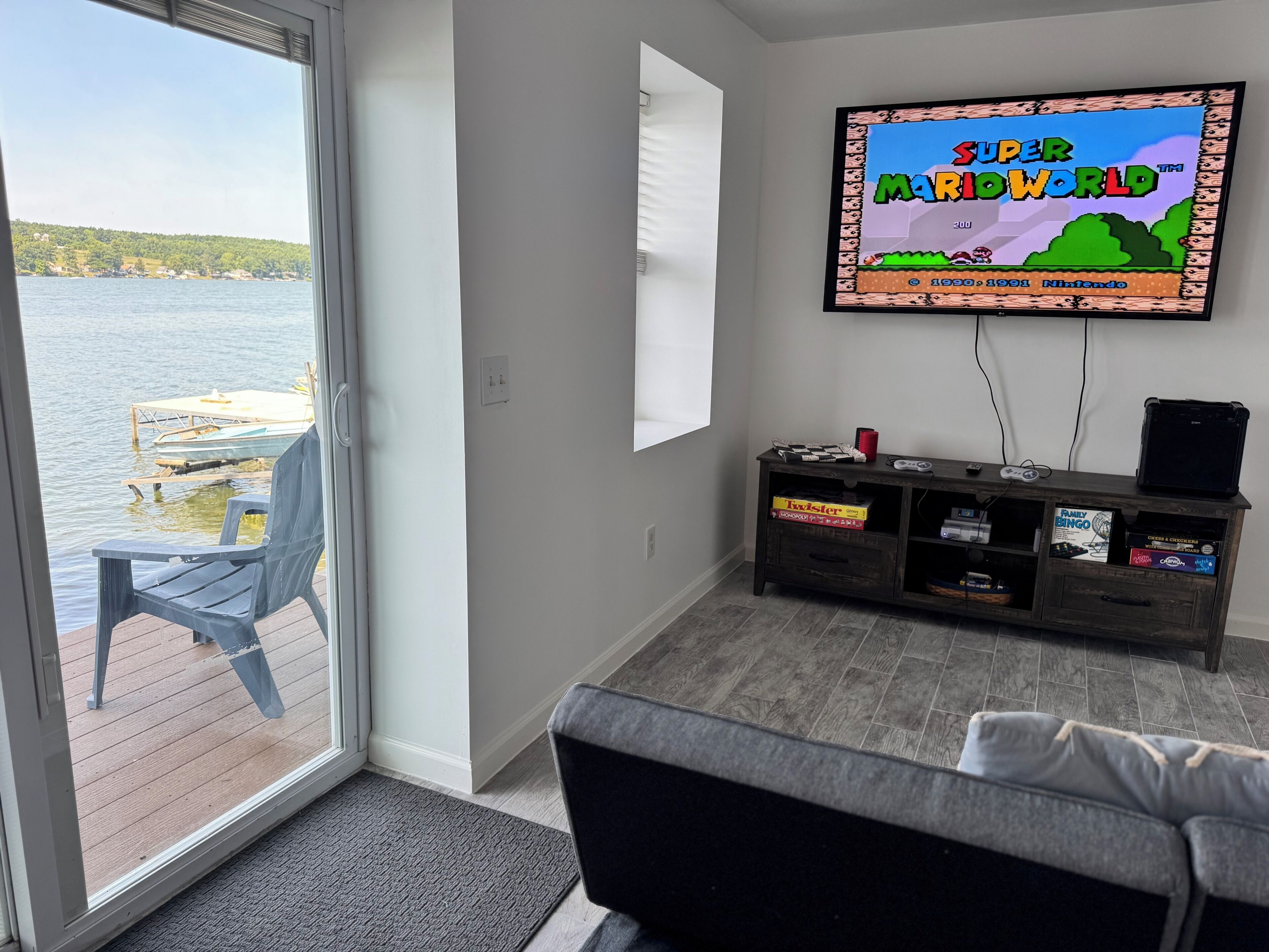 Smart-tv, tv-spel, bordsfotboll och böcker