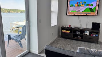 Smart-tv, tv-spel, bordsfotboll och böcker