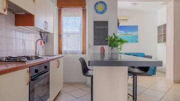 Micro-ondes, four, plaque de cuisson, lave-vaisselle