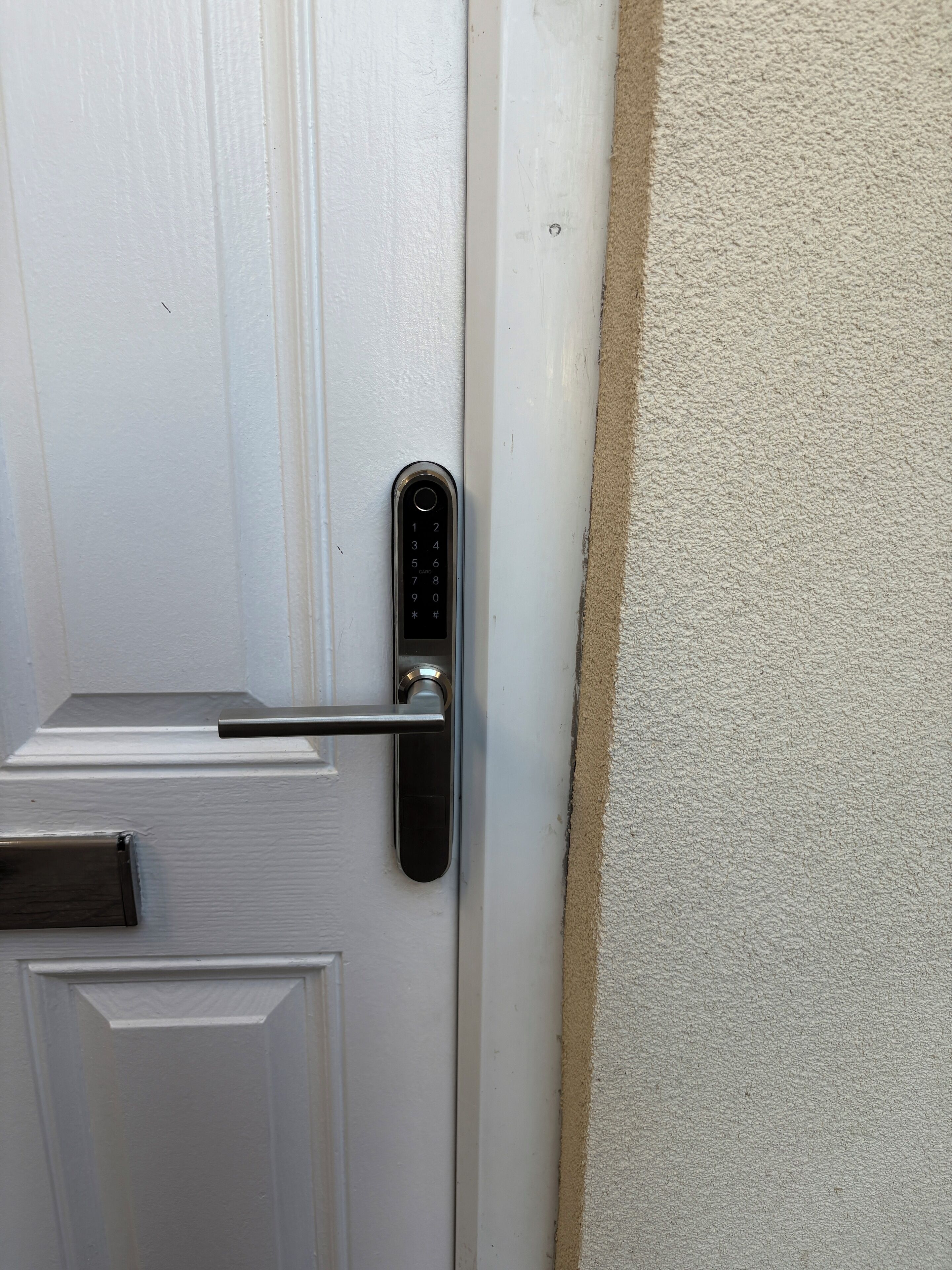 Una puerta con teclado electrónico moderno y manija metálica.