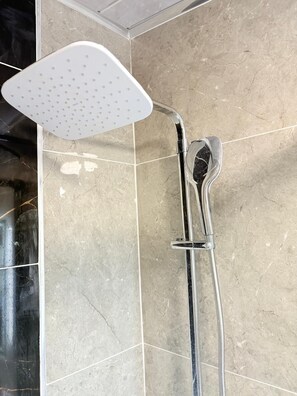 Studio Superior, bếp nhỏ, quang cảnh vườn | Buồng tắm vòi sen