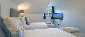 Stylish 2-bedroom seaside flat in Broadstairs with modern décor, open-plan living, fully equipped kitchen, luxury bathroom with bath & shower, and direct seaside access. Perfect for families, couples, or friends exploring the Kent coast.
