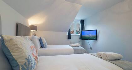 Stylish 2-bedroom seaside flat in Broadstairs with modern décor, open-plan living, fully equipped kitchen, luxury bathroom with bath & shower, and direct seaside access. Perfect for families, couples, or friends exploring the Kent coast.