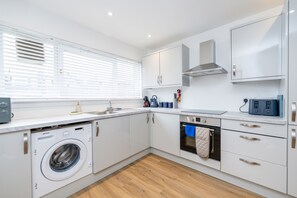 Refrigerador, parrilla de estufa y cafetera y tetera 