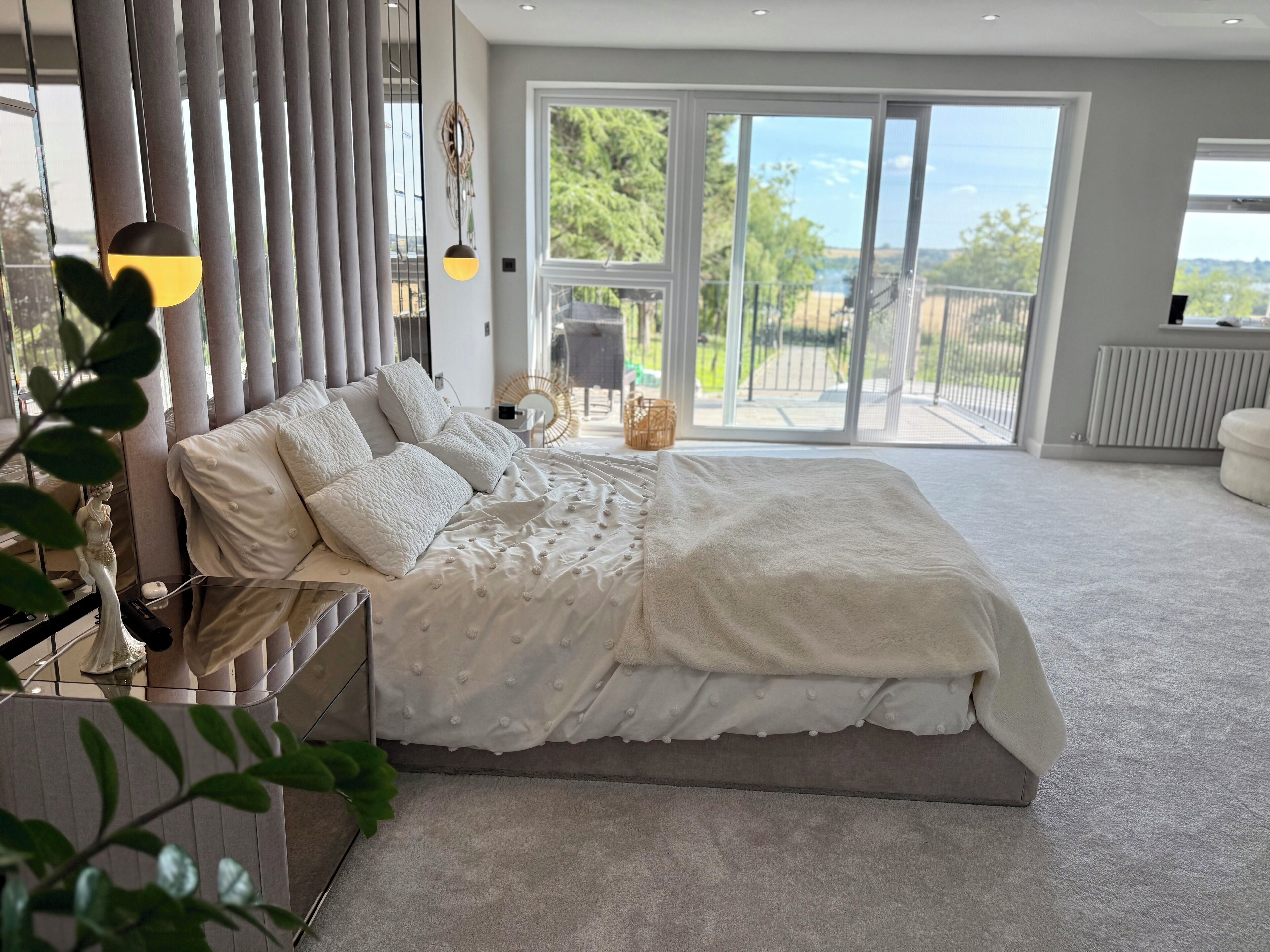 5 bedrooms, iron/ironing board, WiFi, bed sheets