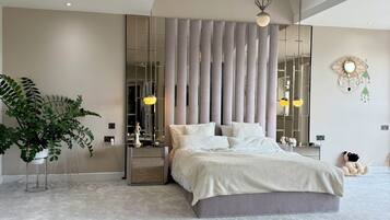 5 bedrooms, desk, iron/ironing board, WiFi