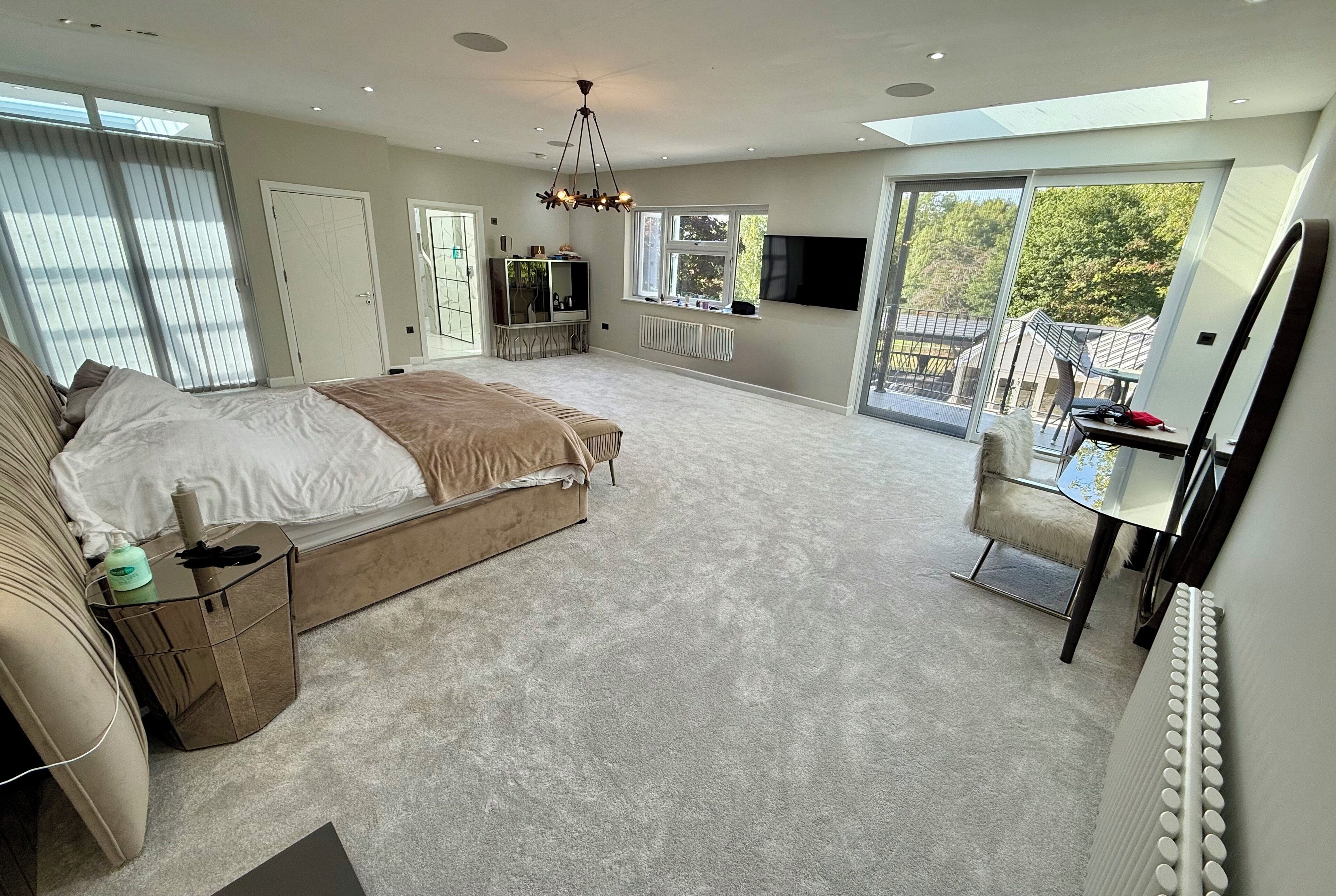 5 bedrooms, iron/ironing board, WiFi, bed sheets