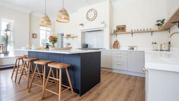 Kühlschrank, Mikrowelle, Toaster, Esstisch