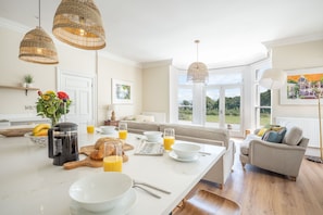 TV - Large Manor House - Families - Groups & Retreats (Newborough)