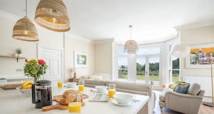 Bron Menai - sleeps 15 guests in 8 bedrooms