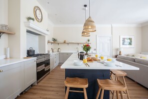 Køleskab, mikrobølgeovn, brødrister, spisebord