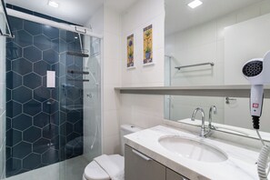 Apartment | Bathroom | Shower, towels, soap, shampoo - Bourbon Smart Style (São Paulo)