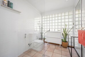 Shower, towels