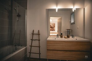 Shower, towels