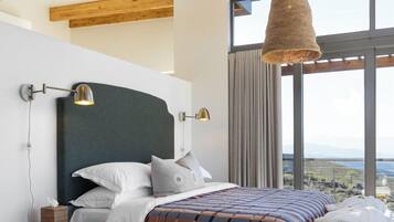 Luxury Suite, Mountain View | Laptop workspace, free WiFi, bed sheets