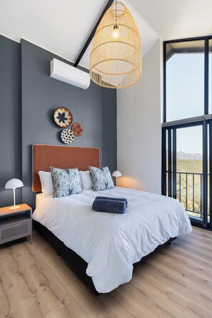Espacio para trabajar con laptop, wifi gratis y ropa de cama 