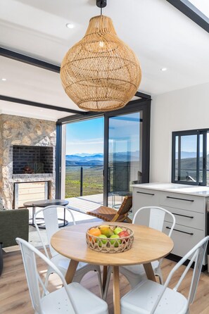 Cabin phong cách cổ điển, ban công, quang cảnh núi | Nội thất