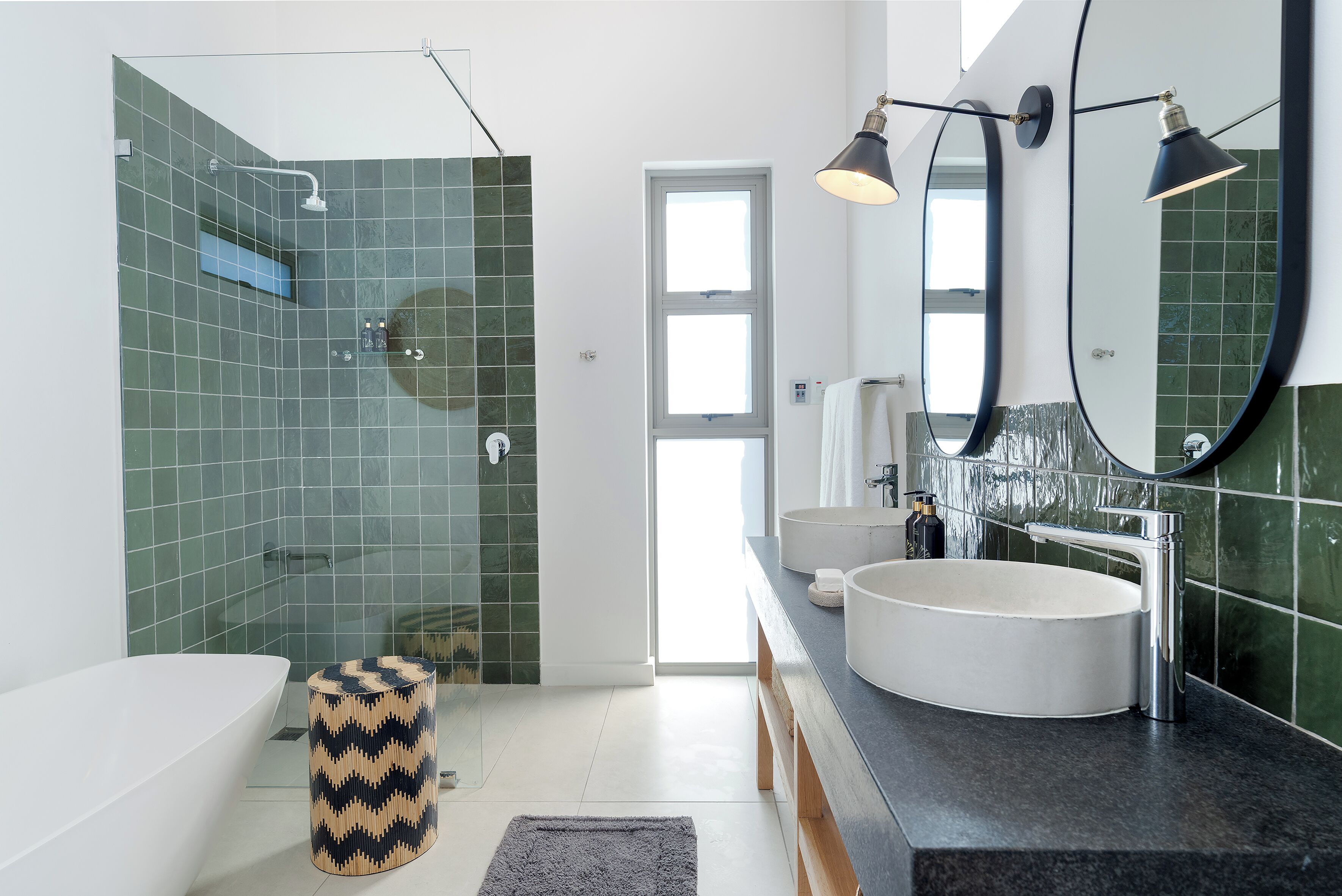 Baignoire et douche séparées, articles de toilette gratuits