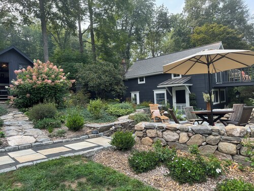 Charming Gardener’s Cottage on a Quiet Country Road