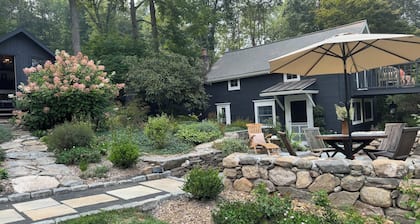Charming Gardener’s Cottage on a Quiet Country Road