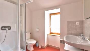 Douche, sĂšche-cheveux, serviettes fournies