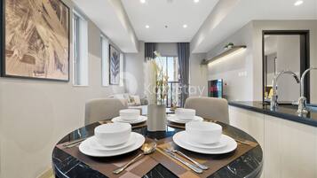 Apartment, 2 Bedrooms, City View | Dining room