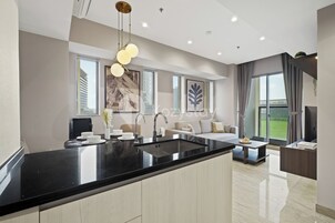 Refrigerador con freezer, microondas, placa de cocina, arrocera