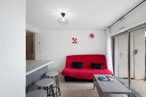 Interior - Apartment 'Cosy 1 Bedroom in Font' with Mountain View, Shared Garden and Balcony (Font-Romeu-Odeillo-Via)