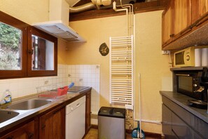 Fridge, microwave, oven, stovetop - Apartment '3 Bedrooms in Font Romeu' with Mountain View, Shared Garden and Balcony (Font-Romeu-Odeillo-Via)