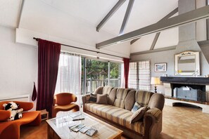 TV, DVD player - Apartment '3 Bedrooms in Font Romeu' with Mountain View, Shared Garden and Balcony (Font-Romeu-Odeillo-Via)