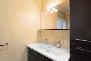 Shower, hair dryer - Apartment '3 Bedrooms in Font Romeu' with Mountain View, Shared Garden and Balcony (Font-Romeu-Odeillo-Via)