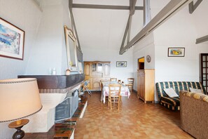 TV, DVD player - Apartment '3 Bedrooms in Font Romeu' with Mountain View, Shared Garden and Balcony (Font-Romeu-Odeillo-Via)